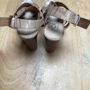 Michael kors shoe, beige color, great condition, 4 inches and size6.5
